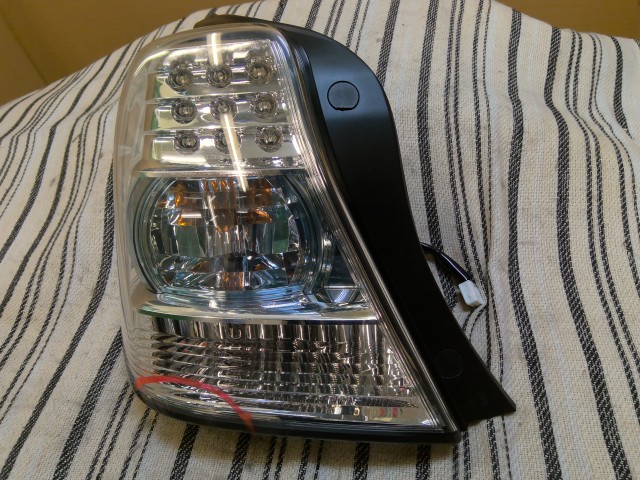 【中古】中古部品 ＳＡＩ AZK10 左ﾃｰﾙﾗﾝﾌﾟ 【3310540000-000026038515600】