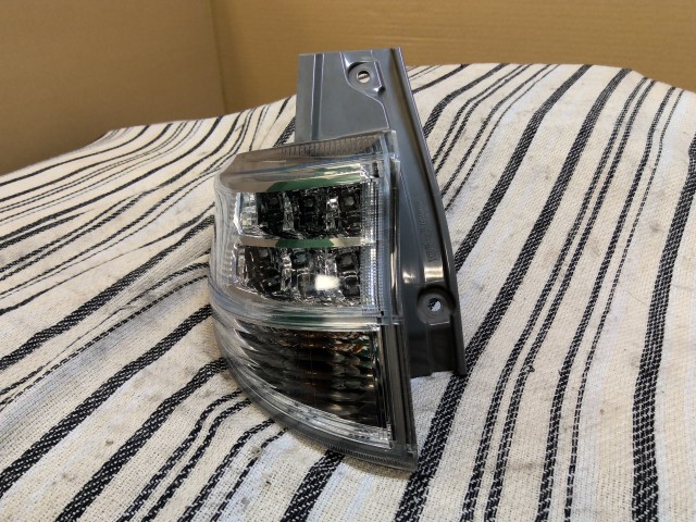 【中古】中古部品 エスティマ AHR20 左ﾃｰﾙﾗﾝﾌﾟ 【3310540000-000026033115600】