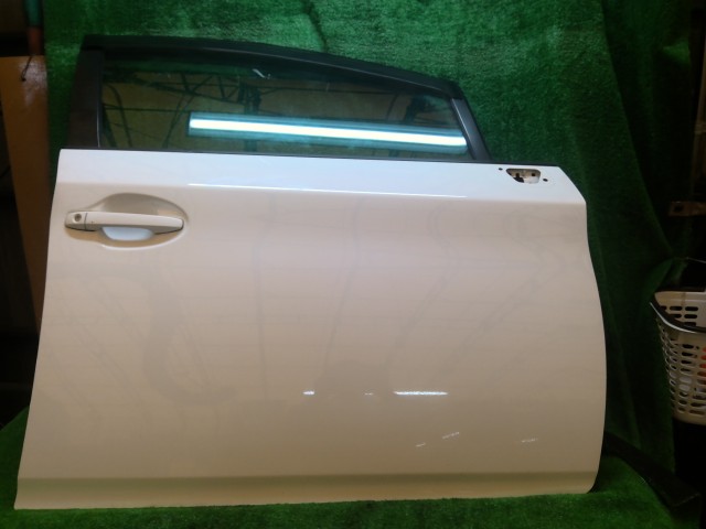 【中古】中古部品 プリウス ZVW30 右ﾌﾛﾝﾄﾄﾞｱ 【3260240000-260226000313100】