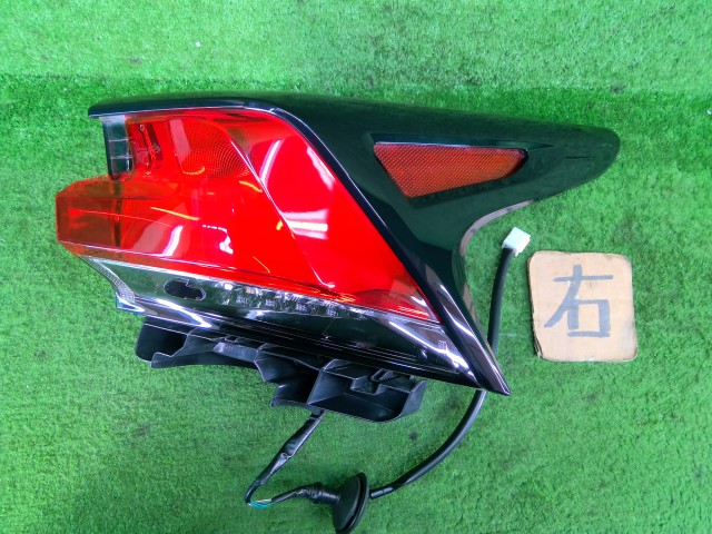【中古】中古部品 レクサス NX AYZ10 右ﾃｰﾙﾗﾝﾌﾟ 【3330990100-260207000115500】