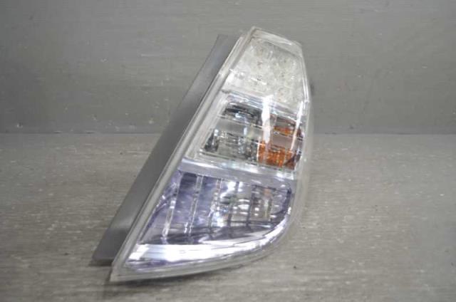 【中古】中古部品 フィット GP1 右テールランプ 【3310580000-260228000215500】|e-cleマート
