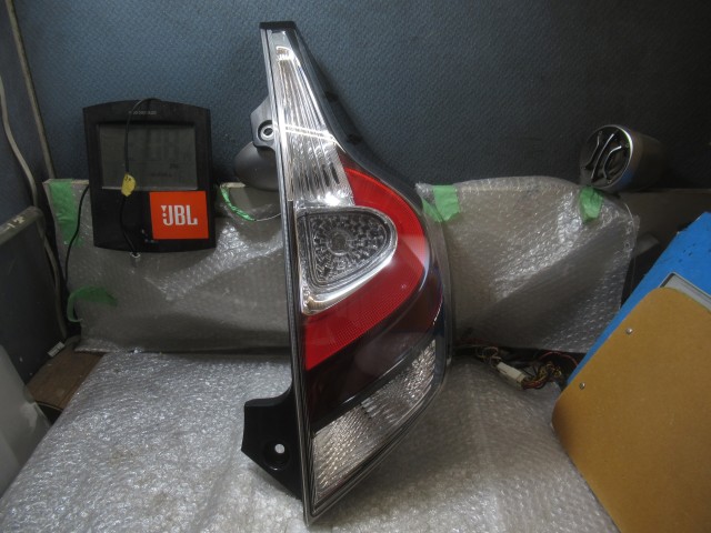 【中古】中古部品 アクア NHP10 右ﾃｰﾙﾗﾝﾌﾟ 【3500220000-260219500215500】