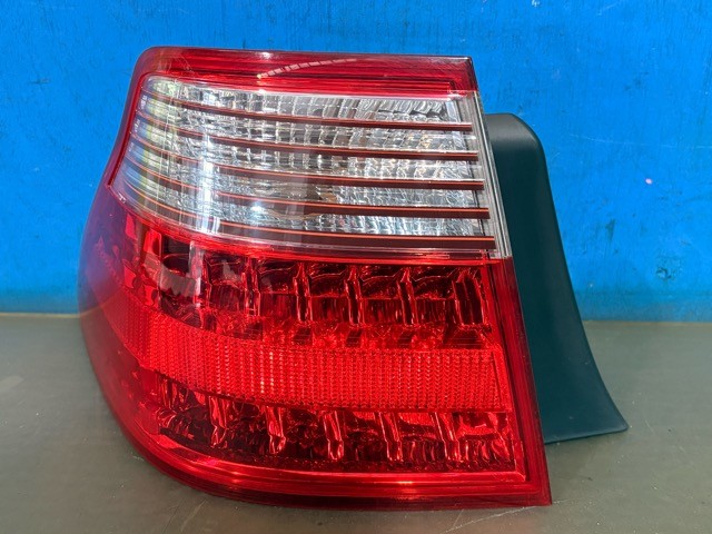 【中古】中古部品 クラウン GRS180 左ﾃｰﾙﾗﾝﾌﾟ 【3330530100-000005515815600】