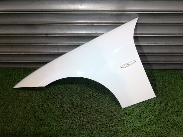 【中古】中古部品 BMW 3シリーズ VR20 左ﾌﾛﾝﾄﾌｪﾝﾀﾞｰ 【3330540100-251201000310700】