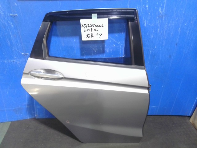 【中古】中古部品 シャトル GP7 右ﾘｱﾄﾞｱ 【3310220100-251225000213300】