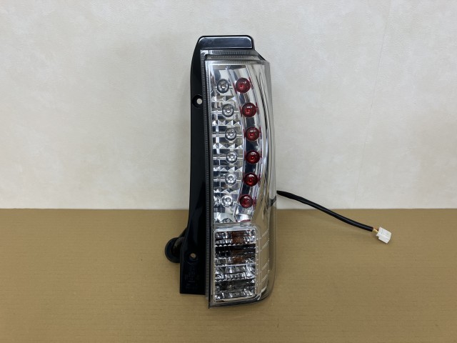 【中古】中古部品 ｅＫワゴン H82W 右ﾃｰﾙﾗﾝﾌﾟ 【3330460100-000001615915500】