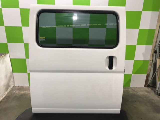 【中古】中古部品 キャラバン VRE25 右ﾘｱﾄﾞｱ 【3330530100-000005521113300】