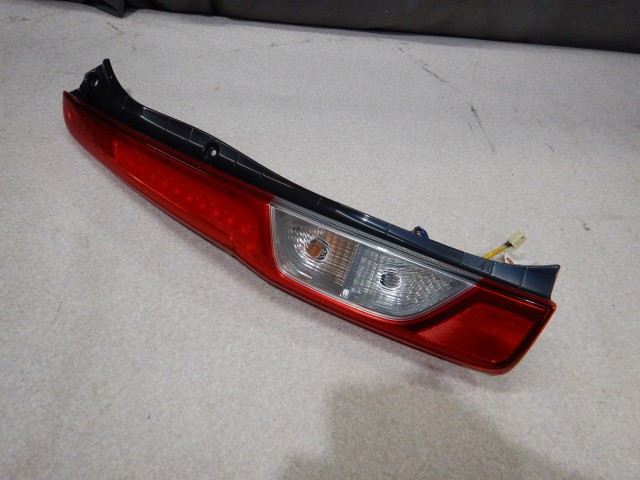 【中古】中古部品 ムーヴ LA100S 左ﾃｰﾙﾗﾝﾌﾟ 【3330810100-260304000415600】
