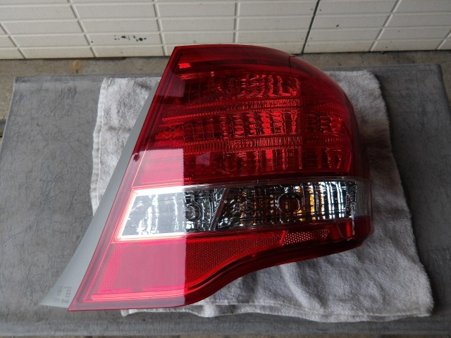 【中古】中古部品 カローラアクシオ NZE141 右ﾃｰﾙﾗﾝﾌﾟ 【3340080100-260307000315500】