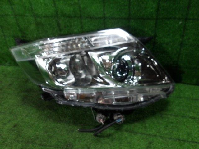 【中古】中古部品 エスクァイア ZRR85G 右ﾍｯﾄﾞﾗﾝﾌﾟ 【3330420100-260227000210800】