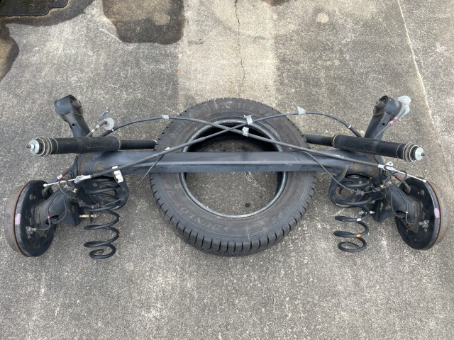 【中古】中古部品 アクア NHP10 リアアクスルビーム 【3330650100-000263001253500】|e-cleマート