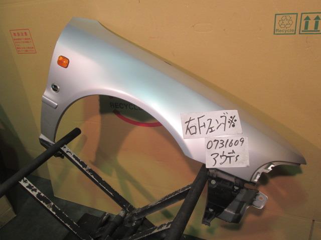 【中古】中古部品 アウディ A4 8DADR 右ﾌﾛﾝﾄﾌｪﾝﾀﾞｰ 【3310220100-000508605110600】