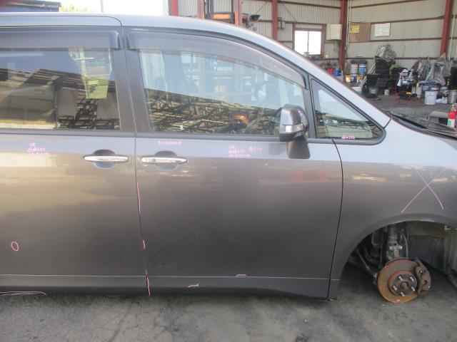 【中古】中古部品 ノア ZRR70G 右ﾌﾛﾝﾄﾄﾞｱ 【3500080000-260228000813100】