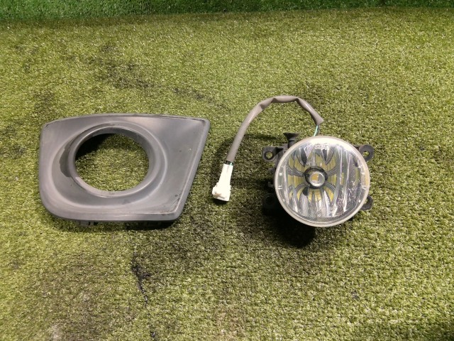 【中古】中古部品 アルト HA36S 右ﾌｫｸﾞﾗﾝﾌﾟ 【3260300000-260310000310850】