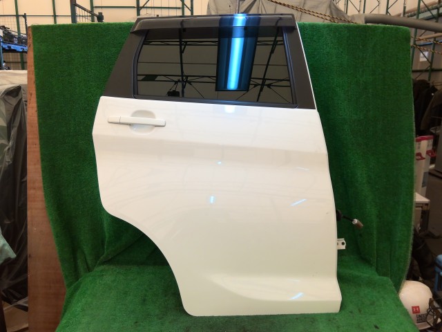 【中古】中古部品 ｅＫワゴン B11W 右ﾘｱﾄﾞｱ 【3260240000-260310000413300】