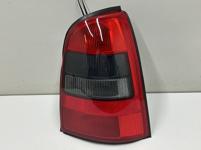 【中古】中古部品 オペル ベクトラ XH260 右ﾃｰﾙﾗﾝﾌﾟ 【3310070100-000767420915500】