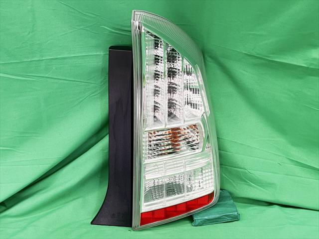 【中古】中古部品 プリウス ZVW30 右ﾃｰﾙﾗﾝﾌﾟ 【3330240100-002026527015500】