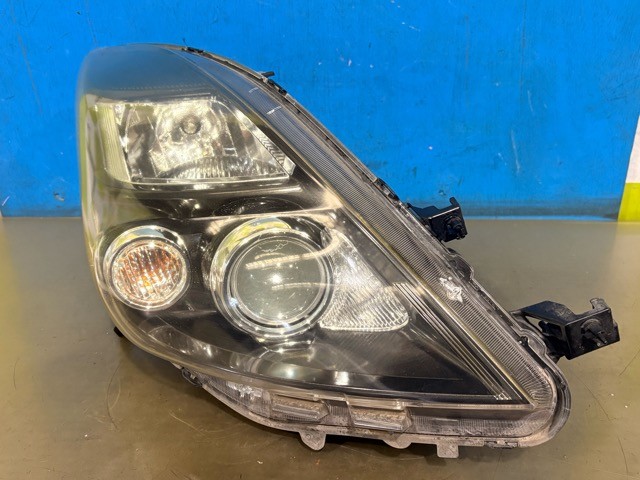 【中古】中古部品 アイシス ZGM10W 右ヘッドランプ 【3330530100-000005530010800】