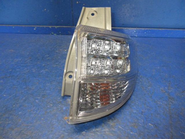 【中古】中古部品 エスティマ ACR55W 右ﾃｰﾙﾗﾝﾌﾟ 【3310270100-000015251915500】 15,400円