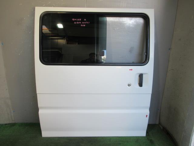 【中古】中古部品 ボンゴ SK82V 右ﾘｱﾄﾞｱ 【3330560100-260312000313300】