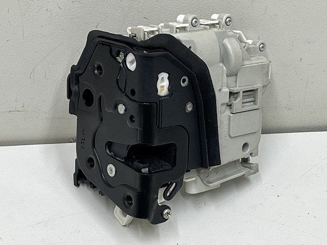 【中古】中古部品 アウディ A3 8VCXS 左ﾌﾛﾝﾄﾄﾞｱﾛｯｸｿﾚﾉｲﾄﾞ 【3310070100-0000A4345364560】