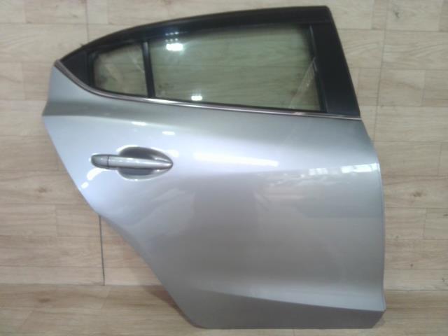【中古】中古部品 アクセラ BM5AS 右ﾘｱﾄﾞｱ 【3310390100-260307000413300】
