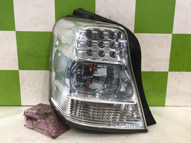 【中古】中古部品 ＳＡＩ AZK10 左ﾃｰﾙﾗﾝﾌﾟ 【3330530100-000005533515600】