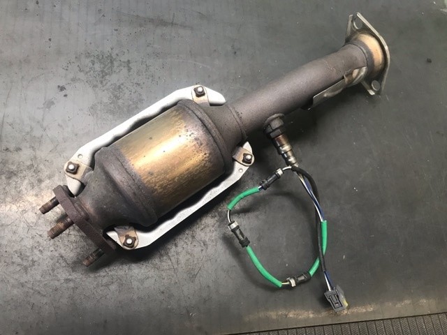 【中古】中古部品 ヴェゼル RV5 触媒 【3330530100-000005532322400】|e-cleマート