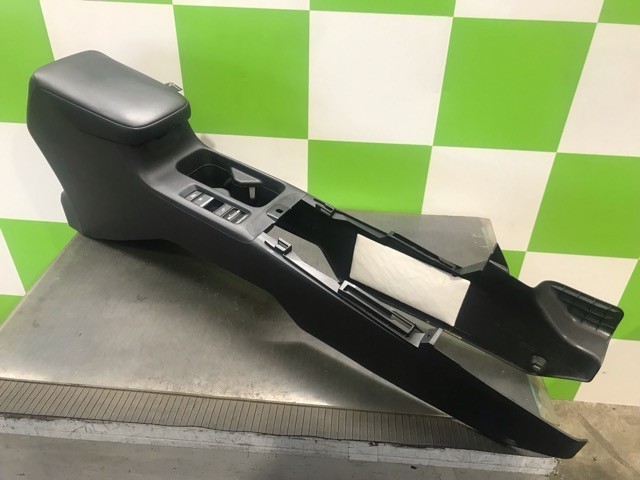 【中古】中古部品 ヴェゼル RV5 ｺﾝｿｰﾙﾎﾞｯｸｽ 【3330530100-000005532477100】