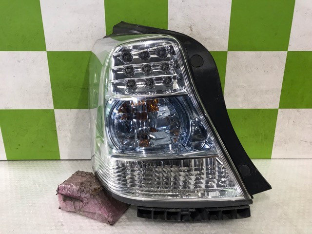 【中古】中古部品 ＳＡＩ AZK10 左ﾃｰﾙﾗﾝﾌﾟ 【3330530100-000005539615600】