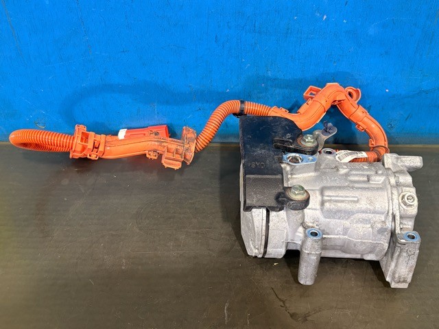 【中古】中古部品 ヴェゼル RV5 A/Cｺﾝﾌﾟﾚｯｻｰ 【3330530100-000005532360700】