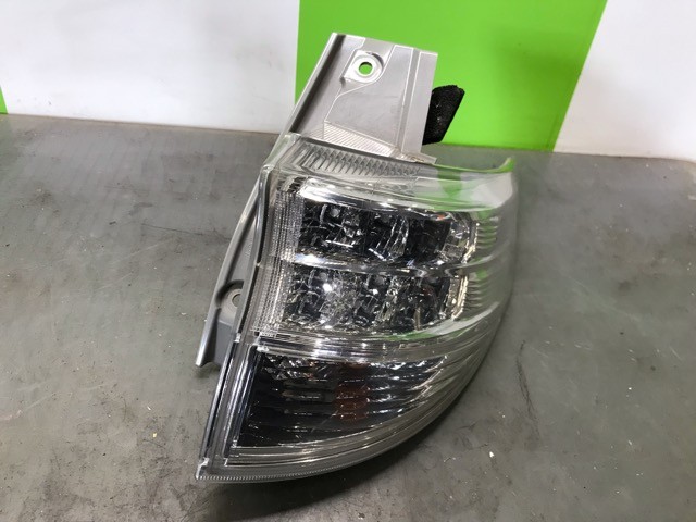 【中古】中古部品 エスティマ ACR50W 右ﾃｰﾙﾗﾝﾌﾟ 【3330530100-000005537815500】