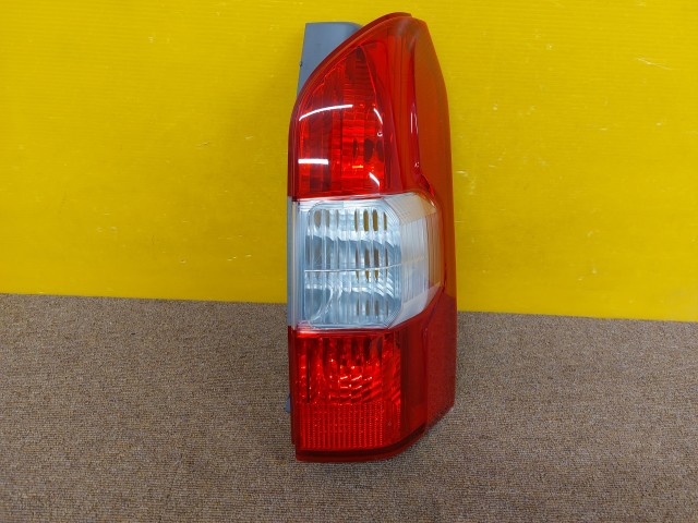 【中古】中古部品 サクシード NCP165V 右ﾃｰﾙﾗﾝﾌﾟ 【3330960100-000088131215500】