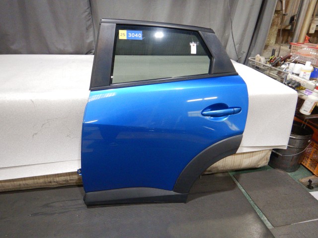 【中古】中古部品 ＣＸ－３ DK5FW 左ﾘｱﾄﾞｱ 【3330810100-260313000313400】