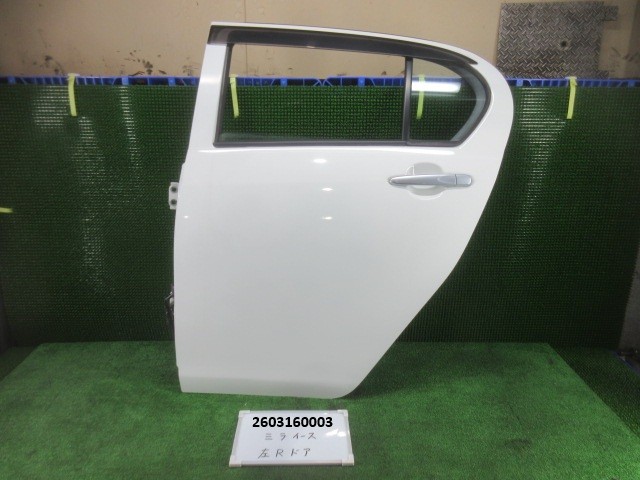 【中古】中古部品 ミライース LA300S 左ﾘｱﾄﾞｱ 【3330991000-260316000313400】
