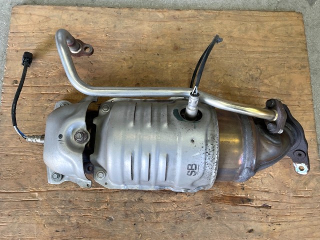 【中古】中古部品 ステップワゴン RK1 触媒 【3330650100-000263001522400】