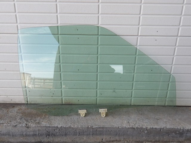 【中古】中古部品 ダットサントラック LFD22 右ﾌﾛﾝﾄﾄﾞｱｶﾞﾗｽ 【3340080100-260317000313130】