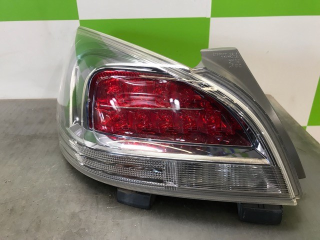 【中古】中古部品 マークＸジオ ANA10 左ﾃｰﾙﾗﾝﾌﾟ 【3330530100-000005541315600】