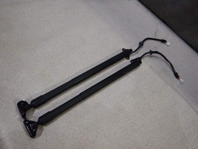【中古】中古部品 プリウス MXWH60 ﾊﾞｯｸﾄﾞｱﾀﾞﾝﾊﾟｰ 【3330810100-260317000477250】