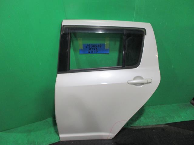 【中古】中古部品 スイフト ZC71S 左ﾘｱﾄﾞｱ 【3310220100-001570438313400】