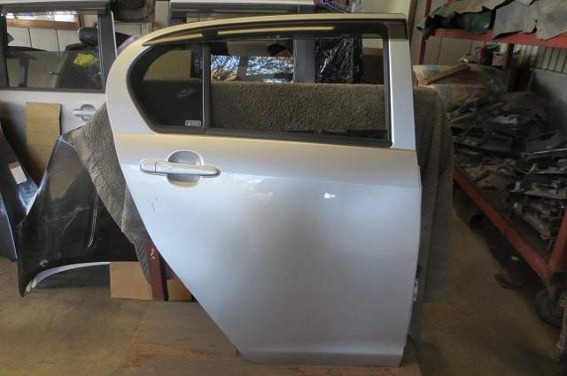 【中古】中古部品 ミライース LA300S 右ﾘｱﾄﾞｱ 【3340180100-260325000113300】