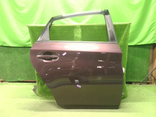 【中古】中古部品 プリウス ZVW30 右ﾘｱﾄﾞｱ 【3310200100-000022681213300】
