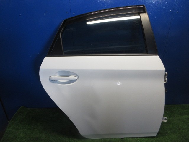 【中古】中古部品 プリウス ZVW30 右ﾘｱﾄﾞｱ 【3310270100-000015281413300】