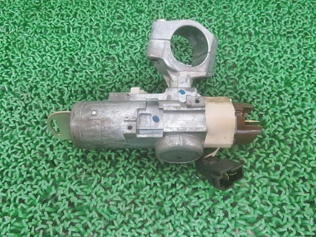 【中古】中古部品 サンバー TT2 ｲｸﾞﾆｯｼｮﾝｽｲｯﾁ・ｷｰｼﾘﾝﾀﾞｰ 【3330380100-000038005268650】