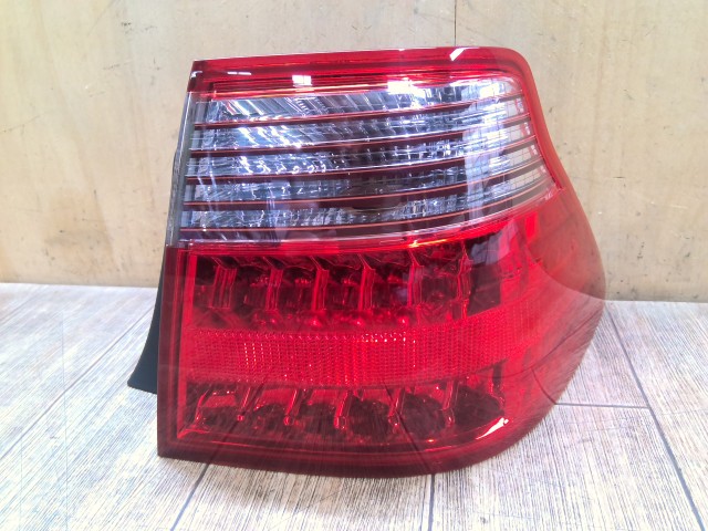 【中古】中古部品 クラウン GRS182 右ﾃｰﾙﾗﾝﾌﾟ 【3310390100-260221000215500】