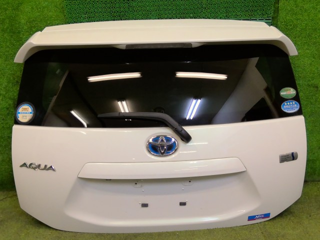 【中古】中古部品 アクア NHP10 ﾊﾞｯｸﾄﾞｱ 【3310540000-000026098015800】
