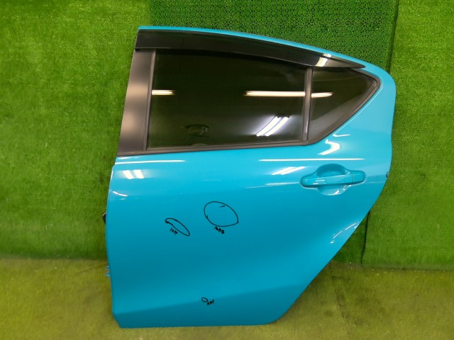 【中古】中古部品 アクア NHP10 左ﾘｱﾄﾞｱ 【3310540000-000026093813400】