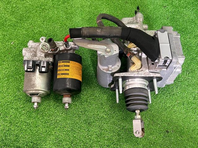 【中古】中古部品 プリウス ZVW30 ABSアクチュエーター 【3330240100-002026532742500】