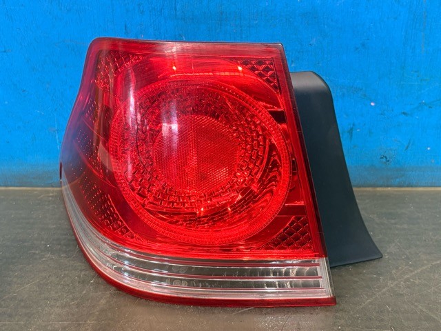 【中古】中古部品 クラウン GRS182 左ﾃｰﾙﾗﾝﾌﾟ 【3330530100-000005543115600】｜e-cleマート 21,601円