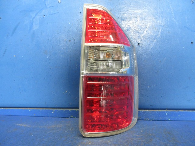 【中古】中古部品 ノア ZRR70W 右ﾃｰﾙﾗﾝﾌﾟ 【3310270100-000015283715500】